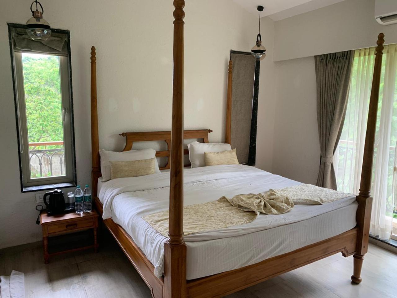 Wood Stock Acres Villa Resort Thane Eksteriør billede
